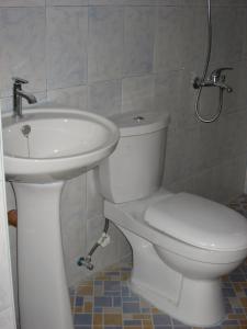 Ένα μπάνιο στο BregmanGuestHouse