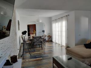 una sala de estar con una mesa y sillas en Villa Queca Private heated pool cannon water and jacuzzi, en Santa Cruz de Tenerife 78 fotos más