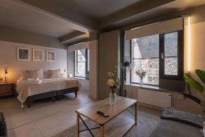 a bedroom with a bed and a table in a room at Vive Santiago al Maximo 1D1B en Metro Salvador in Santiago
