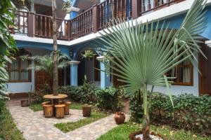 a courtyard with palm trees and a building at Hotel Makani in Panajachel