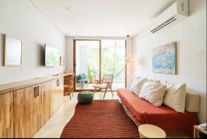 Μια τηλεόραση ή/και κέντρο ψυχαγωγίας στο Cozy New Apartment in the Old City