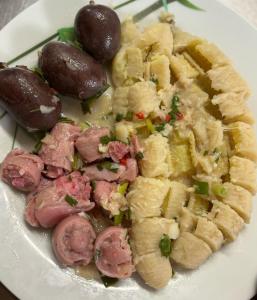 Case-PiloteCasa Lof的上面有肉和蔬菜的盘子