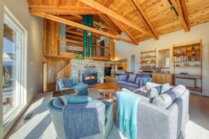sala de estar con sillas azules y chimenea en CLIFF CABIN Family Friendly|Hot Tub|Spectacular Views, en Fairmont Hot Springs