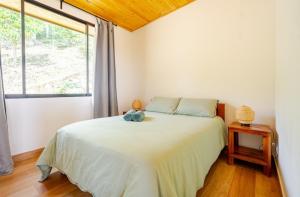 Ένα ή περισσότερα κρεβάτια σε δωμάτιο στο Cabaña con jacuzzi cerca de Bogotá