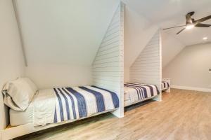 Voodi või voodid majutusasutuse Cottage on Crooked River with Dock and Slip! toas