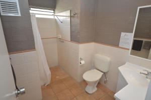 ein Badezimmer mit Toilette, Waschbecken und Dusche in der Unterkunft Riverview Holiday Apartment 65 - Kalbarri WA in Kalbarri