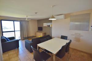 ein Wohnzimmer mit Tisch und Stühlen in der Unterkunft Riverview Holiday Apartment 26 - Kalbarri WA in Kalbarri