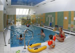 un grupo de personas en una piscina en Wellness Hotel Diana, en Velké Losiny