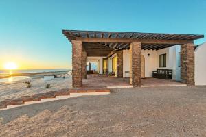 a house on the beach with the sunset at Casa Zillori in Puerto Peñasco