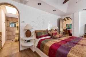 a bedroom with a bed and a mirror at Casa Zillori in Puerto Peñasco