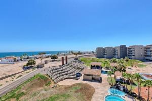 une vue aérienne d'un complexe hôtelier avec l'océan dans l'établissement Corona del Sol #204, à Puerto Peñasco