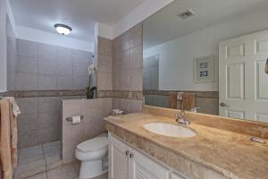 une salle de bain avec un lavabo et des toilettes dans l'établissement Corona del Sol #204, à Puerto Peñasco 14 autres photos