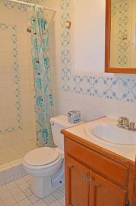 a bathroom with a toilet and a sink at Playa Romantica in Puerto Peñasco +17 photos