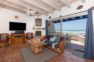 a living room with a couch and a television at Buenos Tiempos in Puerto Peñasco