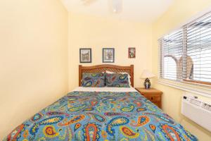 a bedroom with a bed with a colorful bedspread at Casita de Suenos in Puerto Peñasco