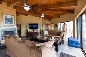 TV a/nebo společenská místnost v ubytování Casa de la Playa Barry Happy