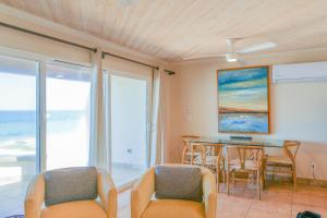 a living room with a table and chairs at Las Olas 1 in Puerto Peñasco