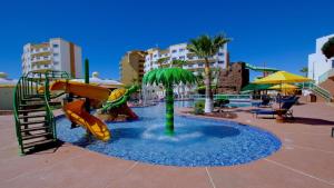 Bazén v ubytování La Buena Vida nebo v jeho okolí