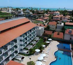 an aerial view of a resort with a swimming pool at Flat Super Confortável em Porto de Galinhas in Porto De Galinhas