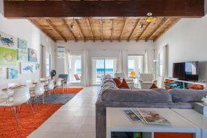 a living room with a couch and a table at La Perla in Playa Encanto