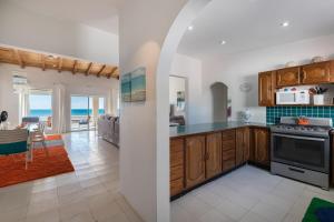 a kitchen and living room with a view of the ocean at La Perla in Playa Encanto