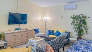 een woonkamer met een bank en een dressoir bij Vista de Oro in Puerto Peñasco