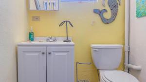 een badkamer met toilet en wastafel bij Vista de Oro in Puerto Peñasco