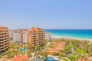 Una vista aérea de un complejo turístico con la playa y los edificios. en Bella Sirena D802, en Puerto Peñasco