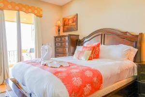 Un dormitorio con una cama con un pájaro encima. en Bella Sirena D802, en Puerto Peñasco 41 fotos más