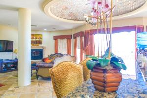 Una sala de estar con una mesa con un jarrón encima. en Bella Sirena D802, en Puerto Peñasco