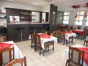 Reštaurácia alebo iné gastronomické zariadenie v ubytovaní Motel Madona