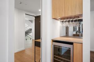 eine Küche mit einer Theke mit Weingläsern in der Unterkunft Lakeside Luxury in Wanaka