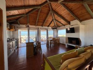 un soggiorno con un divano e un tavolo con sedie di El Diablo Chic - Altos de la Viuda a Punta Del Diablo