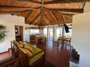 un soggiorno con un divano e un tavolo di El Diablo Chic - Altos de la Viuda a Punta Del Diablo