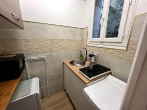 a small kitchen with a sink and a window at Studio Arcueil, maisons des examens, ligne 14, proche Paris in Arcueil