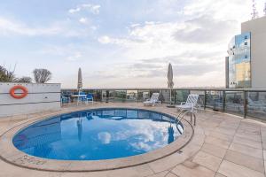 a swimming pool on the roof of a building at Apart-hotel Brasil 21 in Brasilia