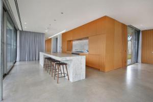 MurmungeeにあるEyrieのキッチン(バースツール付きのカウンター付) +16枚の写真