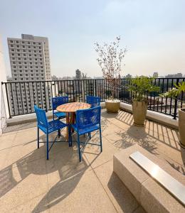 a table and chairs on top of a balcony at Blue Apto Automatizado Moderno in São Paulo