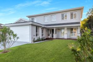 a white house with a large yard at Berry Vista - By Berry Getaways in Berry