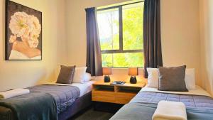 Letto o letti in una camera di Wild Kea Lodge Franz Josef