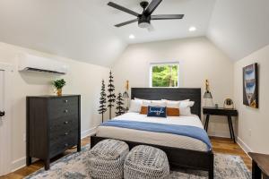 Un dormitorio con una cama y un ventilador de techo. en White Pines Lodge- Wooded Retreat, en Cub Run