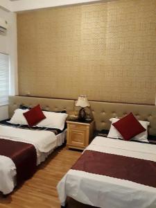 En eller flere senge i et værelse på Nhà nghỉ Lucky Motel + 9 billeder