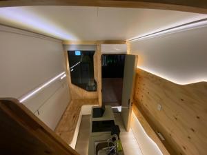 an overhead view of a tiny house with a staircase at Villa Tiny- CÁPSULA FUTURÍSTICA in Ponta Grossa +35 photos