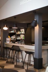 Lounge o bar area sa Novotel Lille Aéroport