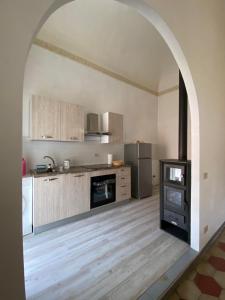 a kitchen with an archway in the middle of a room at Centro Storico Portoferraio in Portoferraio