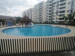 Bazén v ubytování Apartamento en Ricaurte para descansar y disfrutar nebo v jeho okolí