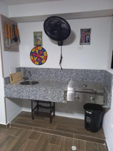 Kuchyň nebo kuchyňský kout v ubytování Apartamento en Ricaurte para descansar y disfrutar