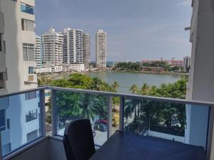 een balkon met uitzicht op een rivier en gebouwen bij Balcón del mar in Cartagena