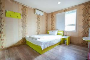 Postel nebo postele na pokoji v ubytování 대연동 케이 모텔 K Motel Daeyeon Busan