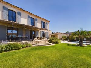 穆里耶Maison Proche Village - Piscine Privée - 3 Chambres - FR-1-599-111的前面有绿色草坪的房子